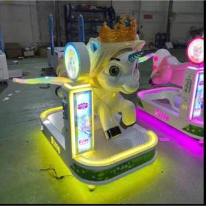Manège interactif Licorne pour enfants avec ailes et effets sonores pour parcs d'attractions et équipements de divertissement, disponible au prix export - Product Image 1