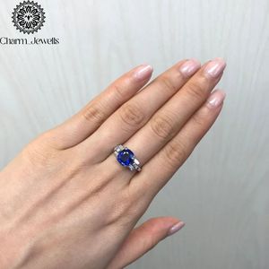 Anillo de compromiso clásico de moissanita con corte cojín, chapado en oro y plata 925, con engaste de puntas, para mujer - Product Image 6