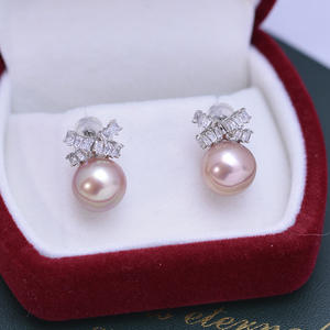 ต่างหูมุกน้ำจืดทรงกลมแบบเอดิสัน ดีไซน์เรียบหรู ดูดี มีระดับ แฟชั่นเครื่องประดับคุณภาพสูง - Product Image 1