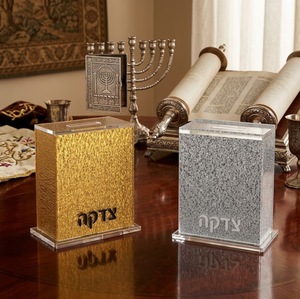 Boîte de donation contemporaine Judaica en acrylique transparent Tzedakah Boîte de charité Lucite pour la collecte de contributions soutenant de bonnes causes - Product Image 3