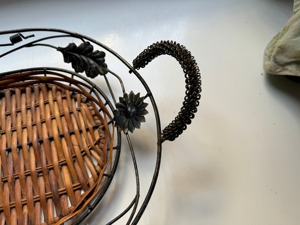 Panier vintage en rotin et métal avec motif feuille, idéal comme plateau de service, centre de table et panier cadeau, provenant d'Inde - Product Image 2