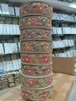 Dentelle florale 3D haut de gamme brodée avec perles appliquées à la main et motifs floraux multicolores, garniture textile pour vêtements de mariée et décoration