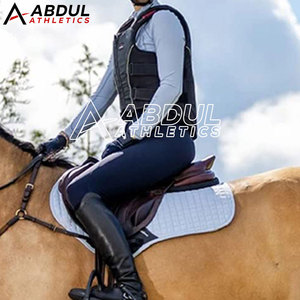 Camiseta interior transpirable para mujer diseñada para deportes y actividades al aire libre con una sensación de ligereza y comodidad. - Product Image 5
