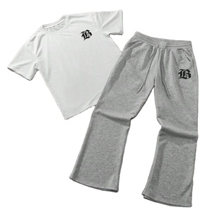 Jogger acampanado gris claro personalizado y Camiseta con estampado gótico blanco Conjunto de ropa de calle de 2 piezas para hombres con cintura con cordón y tela transpirable - Product Image 1