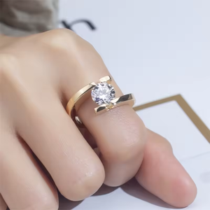 แหวนหมั้นเพชรทรงกลมสีเหลืองทองสำหรับผู้หญิงสไตล์มินิมอล - Product Image 4