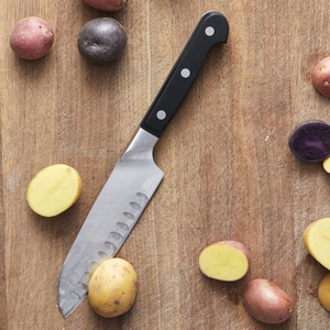 Couteaux de cuisine Santoku à lame alvéolée argentée avec manche noir à trois rivets pour couper les oignons, hacher les aliments et préparer les légumes - Product Image 5