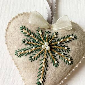 Cerceau de broderie en coton brodé à la main, motif cœur et pin, perles, durable, écologique, 15 cm, pour décoration de sapin de Noël - Product Image 5