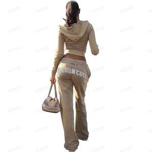 Ensemble de survêtement streetwear imprimé sur mesure, délavé à l'acide, effet usé, avec sweat à capuche court zippé et pantalon de survêtement uni, coupe ajustée - Product Image 2