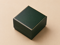 Boîte cadeau rigide de luxe personnalisée avec bordure dorée, revêtement UV et gaufrage pour emballage de bijoux, de parfums et de cosmétiques