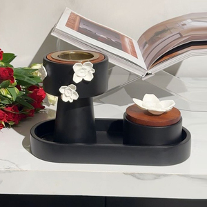 Ensemble d'encens à revêtement en poudre noire orné d'accents floraux blancs, de finitions en bois chaud et d'un plateau de présentation ovale assorti - Product Image 3