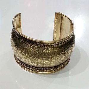 Bracelets en laiton de conception morden de qualité supérieure pour les bijoux de mode des femmes disponibles au prix d'exportation de l'Inde. - Product Image 2