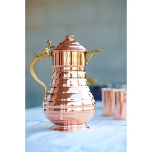 Carafe à eau en cuivre de style oriental avec poignée et bec verseur dorés, pichet en métal durable pour boissons et fêtes - Product Image 3