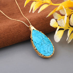 Elegante collar con colgante de piedra de turquesa azul, chapado en oro de 18k, estilo hoja, con engaste tipo collet, joyería boho-sureño. - Product Image 2