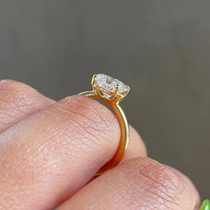 แหวนเพชรทรงรี 1 กะรัต เพชรเลี้ยงในห้องปฏิบัติการ ทองคำแท้ 14K สีเหลืองทอง แหวนหมั้นแบบโซลิแทร์ ตัวเรือนแบบ 4 กรงเล็บ รับรองโดย IGI ความใส VS+ สี D-F - Product Image 2