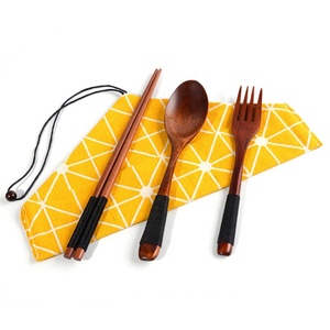 ชุดช้อนส้อมตะเกียบไม้ทำมือ พร้อมกล่องพกพาทรงสี่เหลี่ยมลายคลื่น - Product Image 4