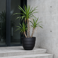 Urne de jardin en fibre de verre Beehive Contour, à paroi rainurée multicouche, à base étroite, disponible en cinq tailles, pour projets paysagers, noire