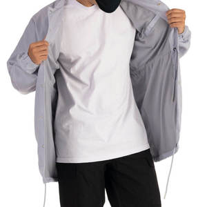 เสื้อแจ็คเก็ตโค้ชผู้ชายน้ำหนักเบา กันน้ำ สำหรับฤดูใบไม้ผลิและฤดูหนาว ทำจากไนลอน สำหรับกิจกรรมกลางแจ้ง พร้อมดีไซน์ตัวอักษรโลโก้ด้านหน้า - Product Image 2