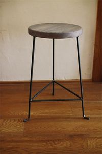 Taburete metálico superior diseñado con patas reforzadas y asiento estable para mobiliario comercial de restaurantes y hoteles. - Product Image 5