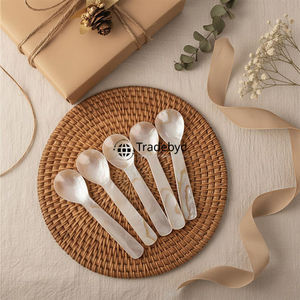 Cuillère artisanale incrustée de nacre, élégante vaisselle de cuisine par Tradebyd - Product Image 6