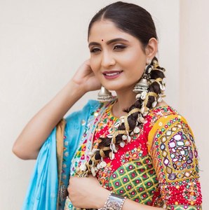 Lehenga Choli en soie multicolore de créateur pour femmes, avec travail de miroirs et dupatta |   Vêtements de fête et de soirée - Product Image 2