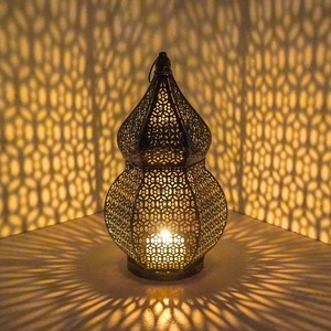 Lanterne marocaine en métal doré captivante avec un design ajouré complexe, porte-bougie décoratif pour la décoration de la maison pendant le Ramadan - Product Image 3