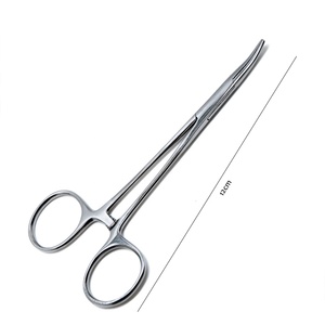 Pinza Hemostática Manual de Acero Quirúrgico, Tipo Mosquito Curva de 5 Pulgadas con Mango de Bloqueo, Marca Raw to Fine - Product Image 1