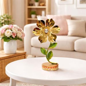 Decoración de flores metálicas doradas con centro de cristal y hojas verdes sobre base de madera para exhibición en mesa. - Product Image 1