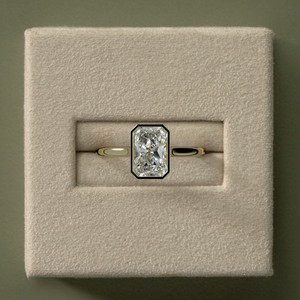 Anillo de Compromiso de Oro Sólido de 14K con Diamante Cultivado en Laboratorio de Corte Radiante de 3CT, Anillo de Boda con Halo Oculto y Engaste de Bisel - Product Image 1
