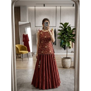 Ensemble Kurta Lehenga en soie croustillante pour exportateur indien, avec pantalon et dupatta – Tenue ethnique élégante pour mariage, fête et occasions festives – En vente - Product Image 1