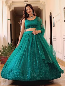 Robe de demoiselle d'honneur en tulle vert émeraude avec haut court perlé et jupe longue en A sans manches, col rond, style classique - Product Image 2