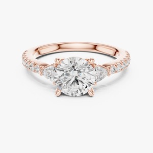 Anillo de compromiso de oro amarillo de 9K al por mayor con diamante cultivado en laboratorio de corte redondo de 1.50 quilates y tres piedras pavé con piedras laterales en forma de pera - Product Image 5