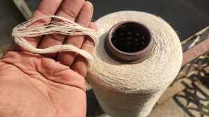 Fil mélangé soie-coton sur cône, couleur naturelle, doux et léger, pour le tissage, le tricot et le métier à tisser manuel - Product Image 3