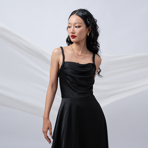 Robe en satin longueur thé avec étiquette personnalisée ODM Vêtements tissés au dos pour femmes Robe de soirée ligne A à encolure bénitier avec bretelles tressées - Product Image 5