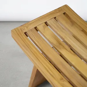 Tabouret d'extérieur minimaliste en bois massif avec assise à lattes, mobilier de jardin durable - Product Image 3
