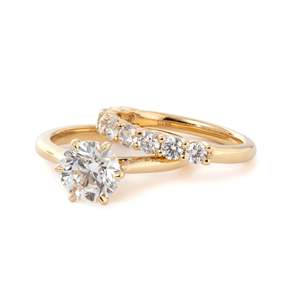 Anillo de compromiso floral de 6 puntas de oro amarillo de 14k con diamante de laboratorio redondo brillante de 2 ct, certificado IGI, y banda de aniversario. - Product Image 4