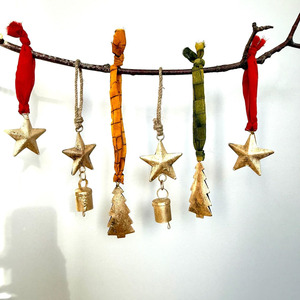 Adornos Colgantes Hechos a Mano en Oro con Estrellas, Árboles y Campanas con Cintas de Tela Coloridas, Decoración Festiva para el Hogar - Product Image 1