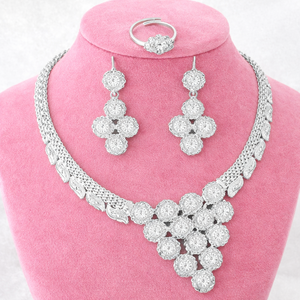 Ensemble collier et boucles d'oreilles en zircon floral plaqué or de créateur avec bague ajustable pour mariage, bijoux imitation modèle A-23047 - Product Image 2