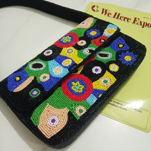 Bolso de Mano Hecho a Mano con Cuentas, Patrón Geométrico Multicolor, Bolso Rectangular de Hombro con Correa Negra, Bolso de Hombro Étnico Bordado - Product Image 4