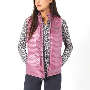 Chaleco acolchado rosa para mujer con camiseta de manga larga con estampado de camuflaje y botas hasta la rodilla para uso ecuestre. - Product Image 4