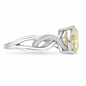 Bague de fiançailles en diamant jaune taille radiant en or blanc 18 carats avec sertissage à griffes et bande pavée, bijoux fins classiques pour femme - Product Image 5