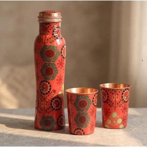 Bouteille d'eau en cuivre avec couvercle, motif oriental, vaisselle portable pour les voyages, design rouge - Product Image 1
