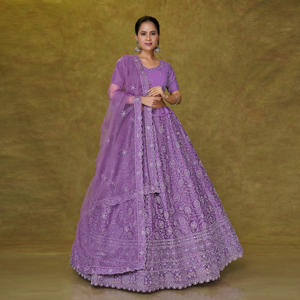 Ensemble Lehenga Choli en tulle avec broderie filigranée sur toute la surface, jupe évasée circulaire, chemisier coordonné et dupatta transparent – Tenue de fête - Product Image 3