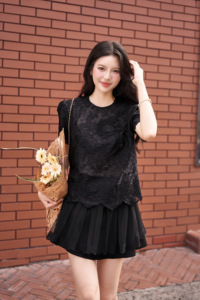 Blusa de Encaje Floral Negra de Manga Corta para Mujer con Forro de Malla y Dobladillo Festoneado, Top Elegante de Encaje Estilo Casual ASTORIE - Product Image 5