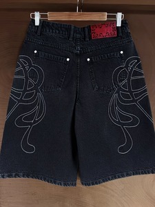 Shorts en jean noir pour homme, taille mi-haute, motif patchwork brodé, fermeture boutonnée, style urbain, anti-plis, coupe-vent, en tissu de coton - Product Image 1