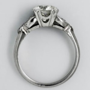 Bague en or blanc 18 carats avec diamant de laboratoire rond |   Pierre latérale conique pour baguette |   Ouvrir la galerie de la cathédrale |   Bijoux de Mariée de Luxe VVS Style Ancien Monde - Product Image 2