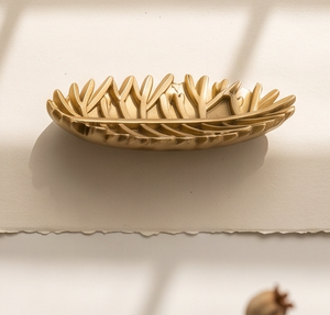 Bol décoratif de luxe en aluminium doré en forme de feuille, centre de table festif de Noël, plat de service, accent de décoration intérieure - Product Image 4