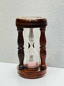 Sablier en bois de 7 pouces avec sable rose |   Horloge à sable de table rustique avec design croix d'ange pour décoration de fête d'anniversaire - Product Image 2