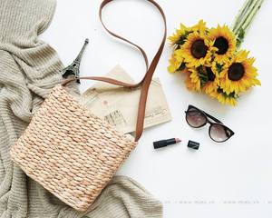 Sac fourre-tout cylindrique en paille de jacinthe d'eau durable |   Sac à main d'été artisanal tissé avec poignée robuste et motif imprimé pour usage en boutique - Product Image 3