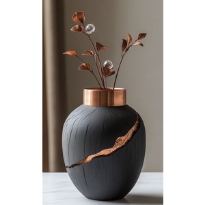 แจกันดอกไม้ทองเหลืองและแจกันดอกไม้ดีไซน์สวยงาม เหมาะสำหรับตกแต่งบ้าน งานแฮนด์เมดสั่งทำได้ ตกแต่งภายในบ้านอย่างดีเยี่ยม และดีไซน์ทำมือ - Product Image 1