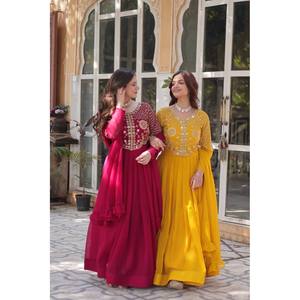 Robe de soirée de créateur pour les fêtes, travail brodé pour un look élégant - Product Image 2